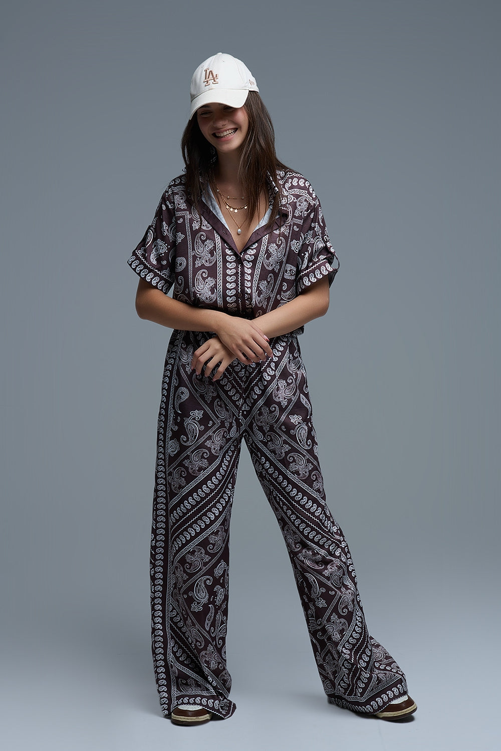 Camisa de manga curta com estampado Paisley em castanho