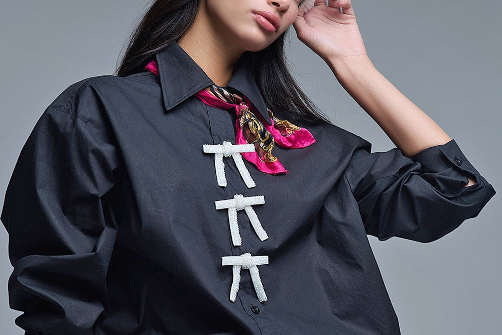 Camisa de popelina preta de tamanho grande com botões de laço brancos com brilhantes