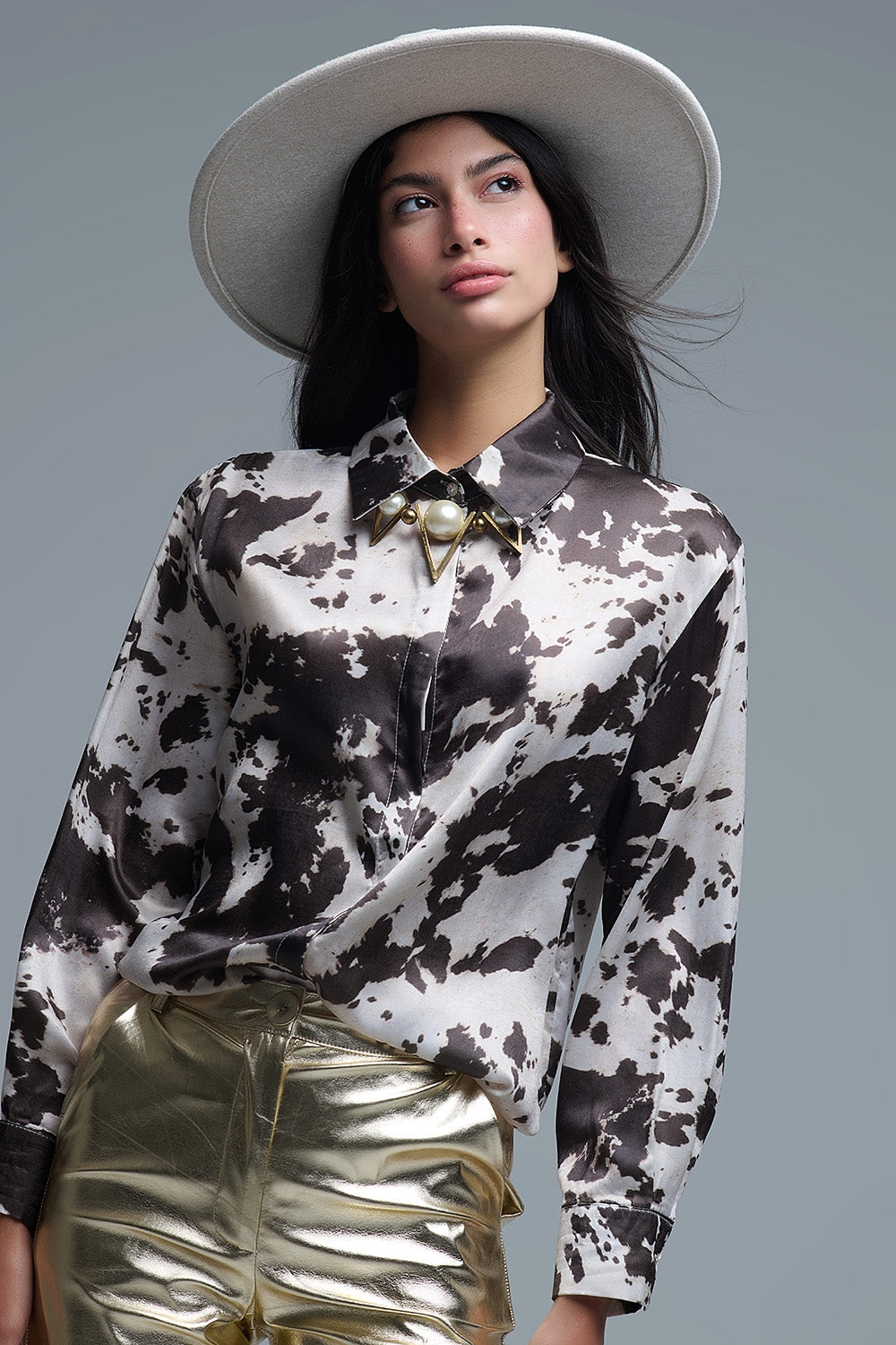 Camisa descontraída com estampado de vaca em castanho e creme