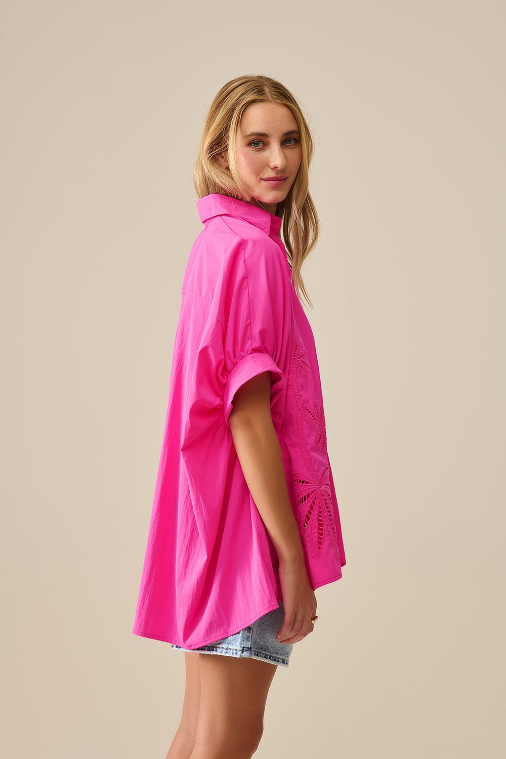 Camisa fúcsia oversized com palmeiras bordadas