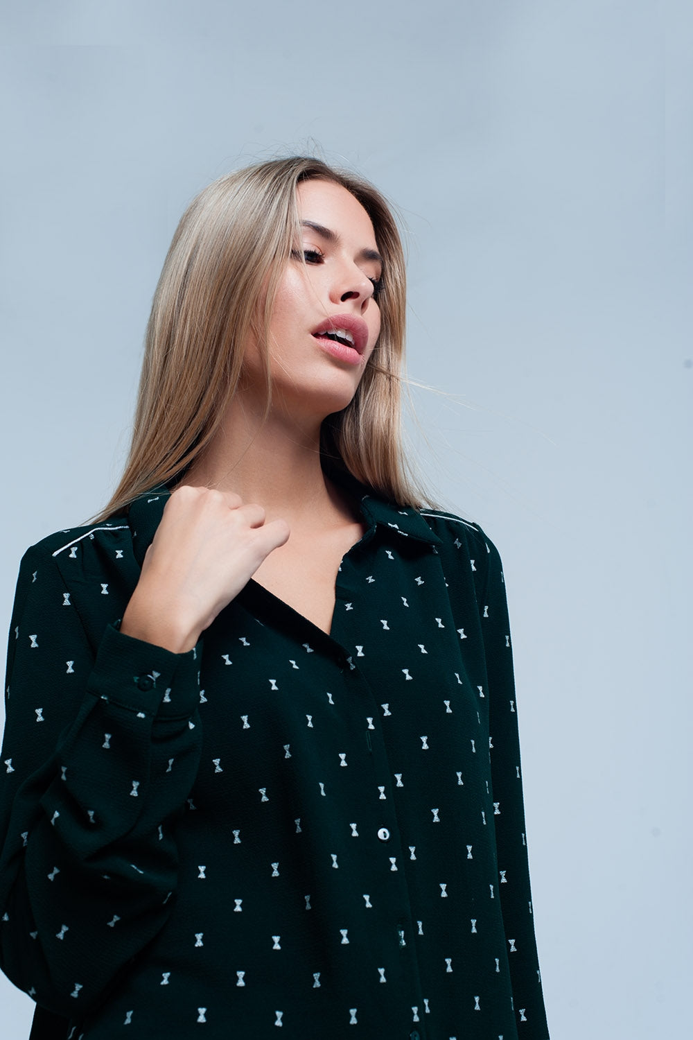 Camisa longa verde com estampado de prata