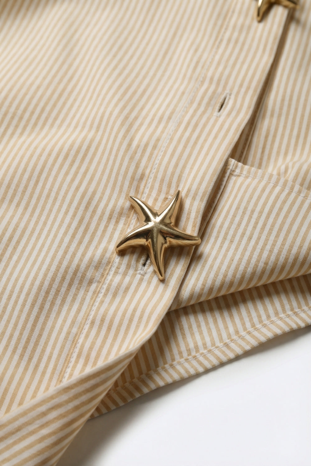 Camisa Oversized com Botão de Estrela Listrada em bege