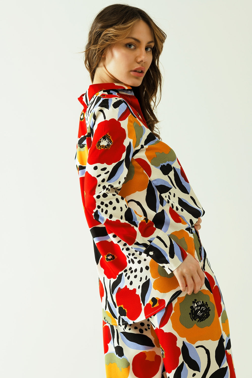 Camisa oversized com desenhos de papoilas e fecho de botões