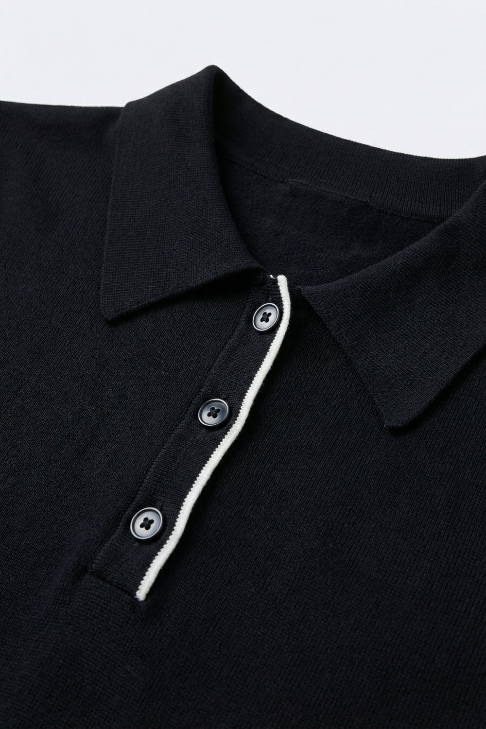 Camisa pólo azul-marinho com rebordo branco e pormenor de botões