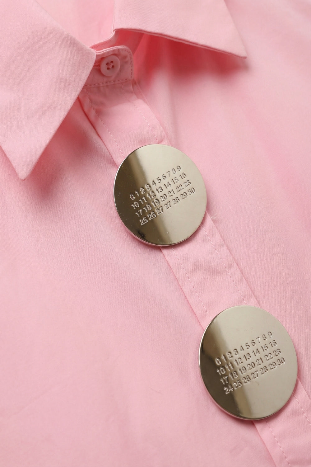 Camisa rosa oversized com botões prateados na frente em popelina