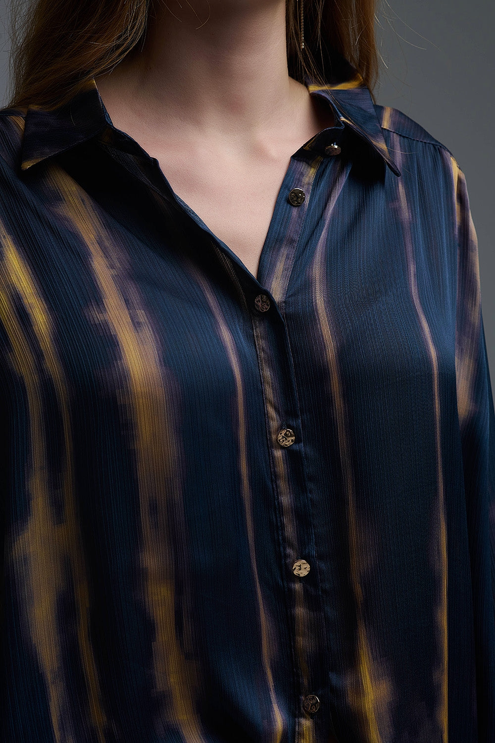Camisa Tie-Dye com efeito acetinado e riscas navais e ocres