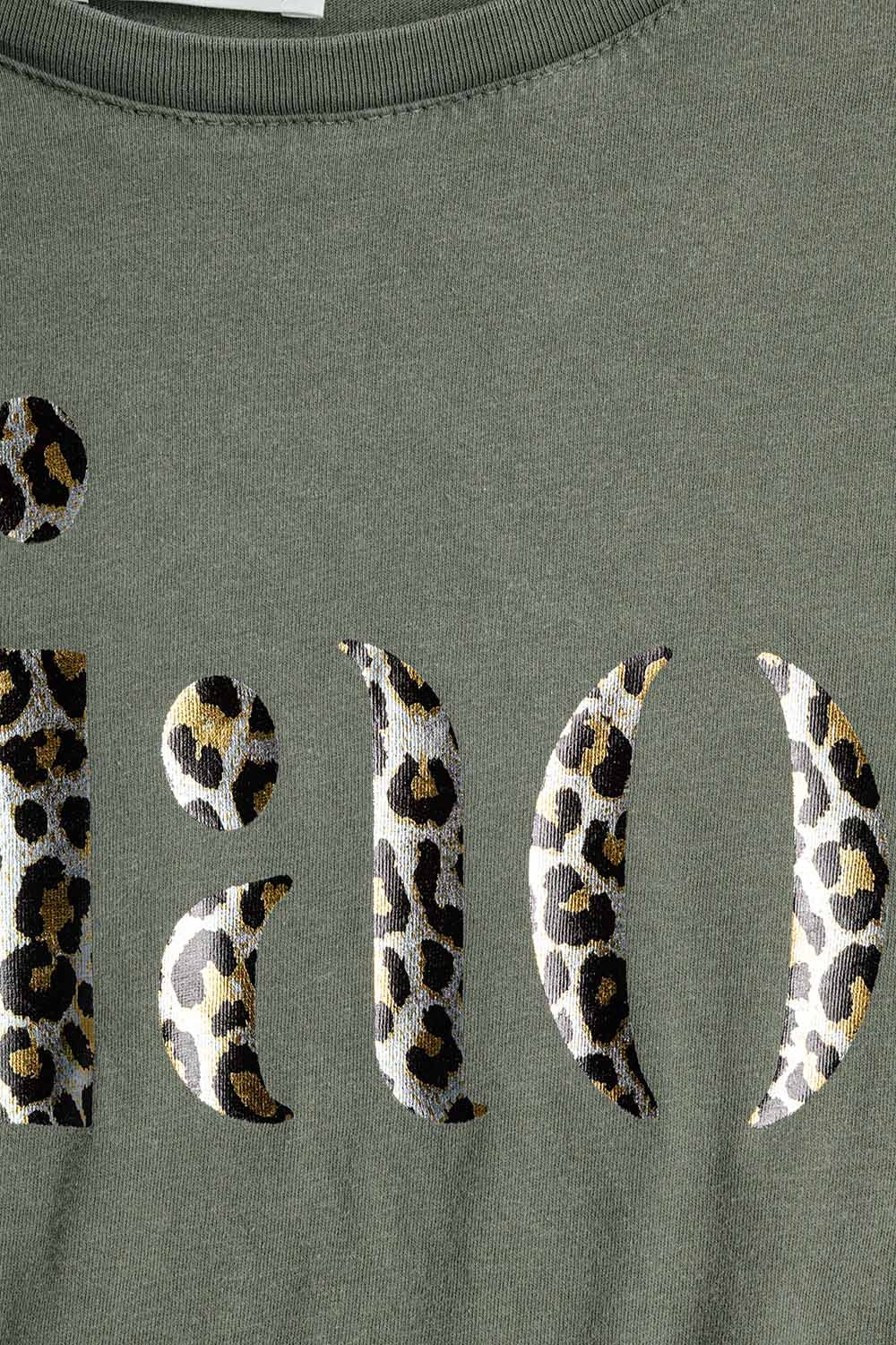 Camiseta cáqui descontraída com Ciao em estampa de leopardo