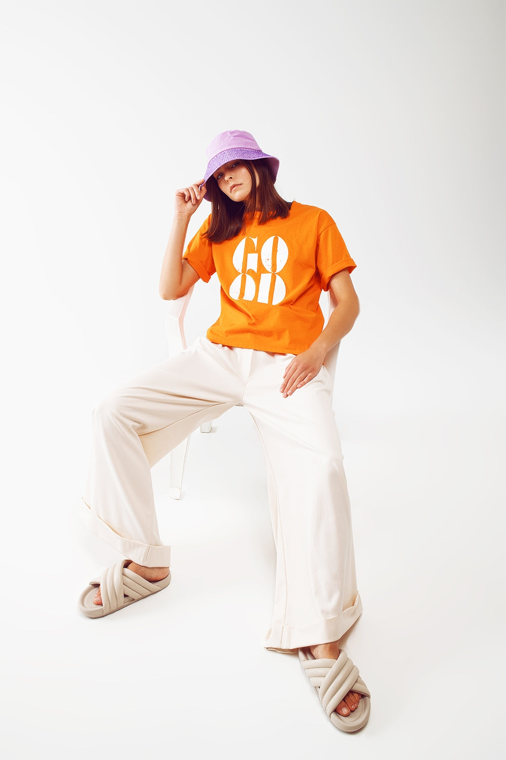 Camiseta com o texto Good Vibes em laranja