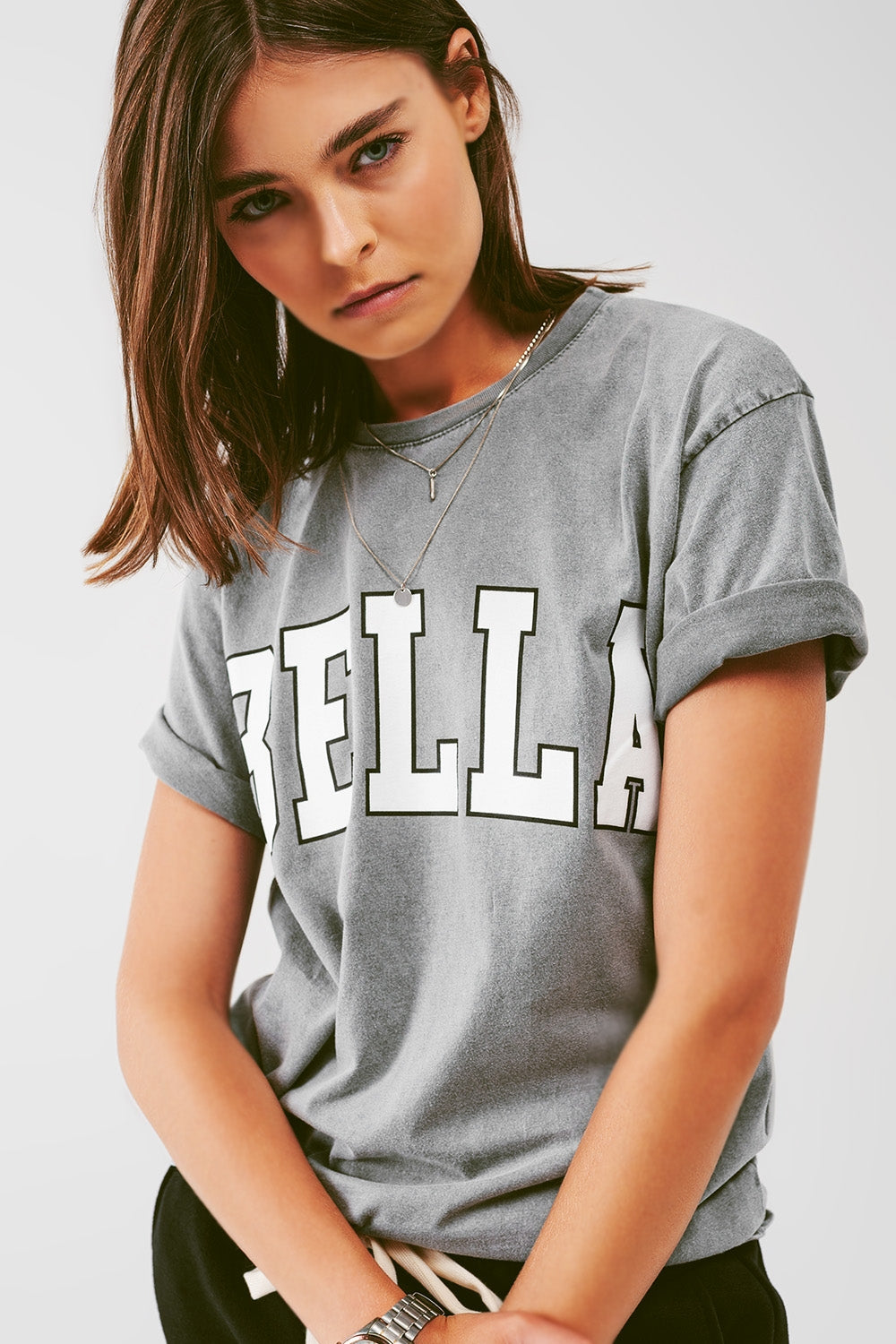 Camiseta com texto Bella em cinza
