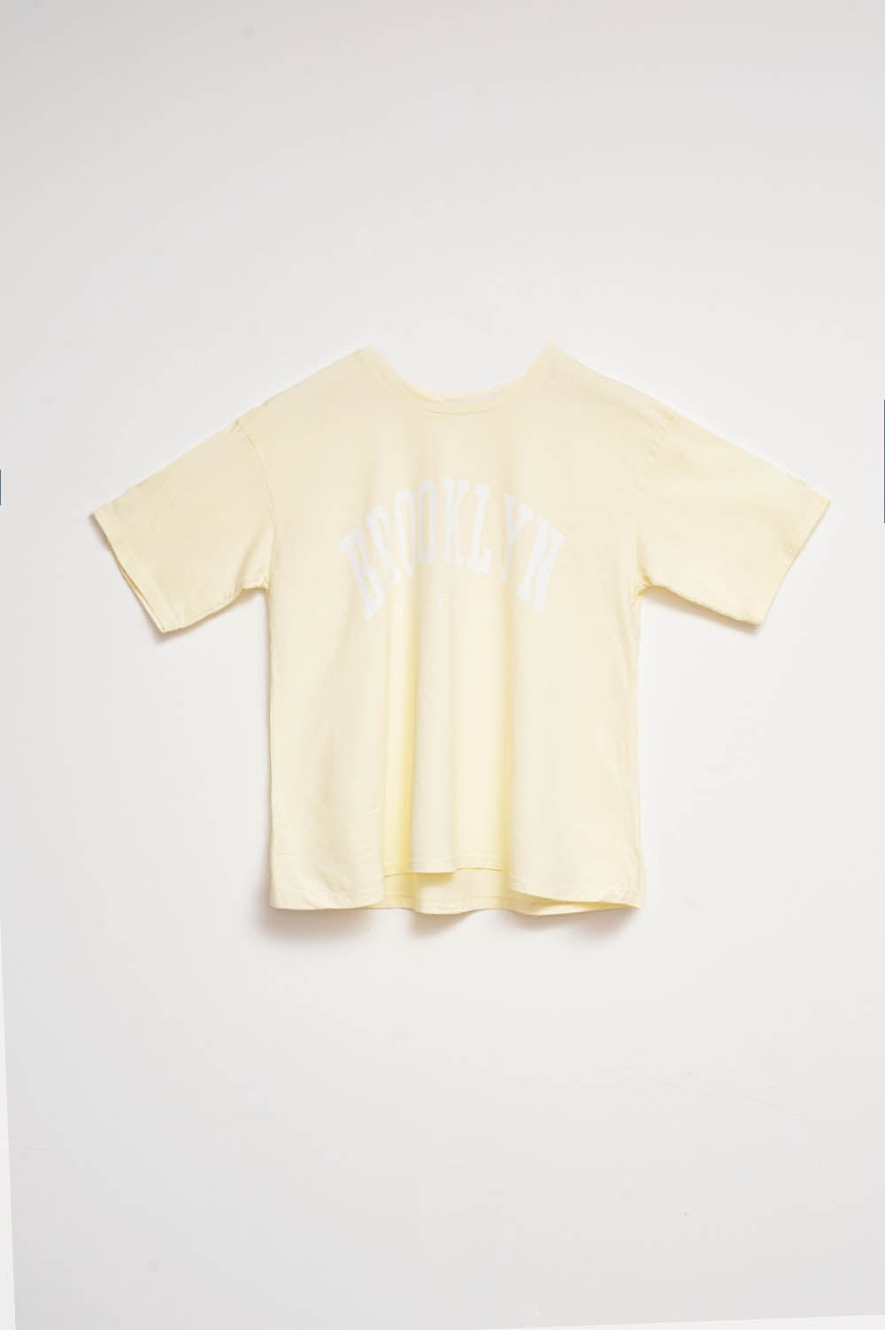 Camiseta com texto do distrito de Brooklyn em amarela