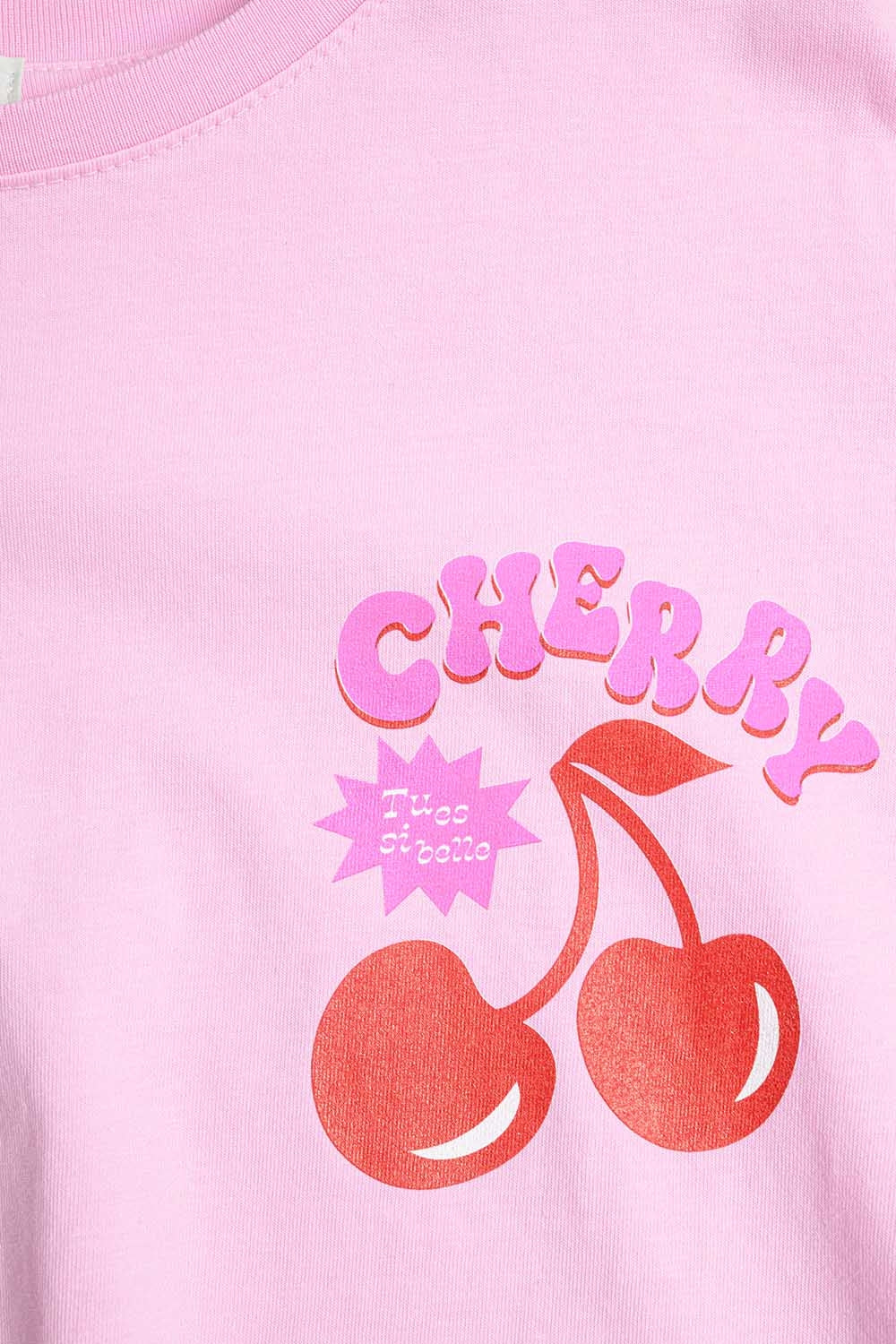 Camiseta rosa com cereja no logotipo e letras