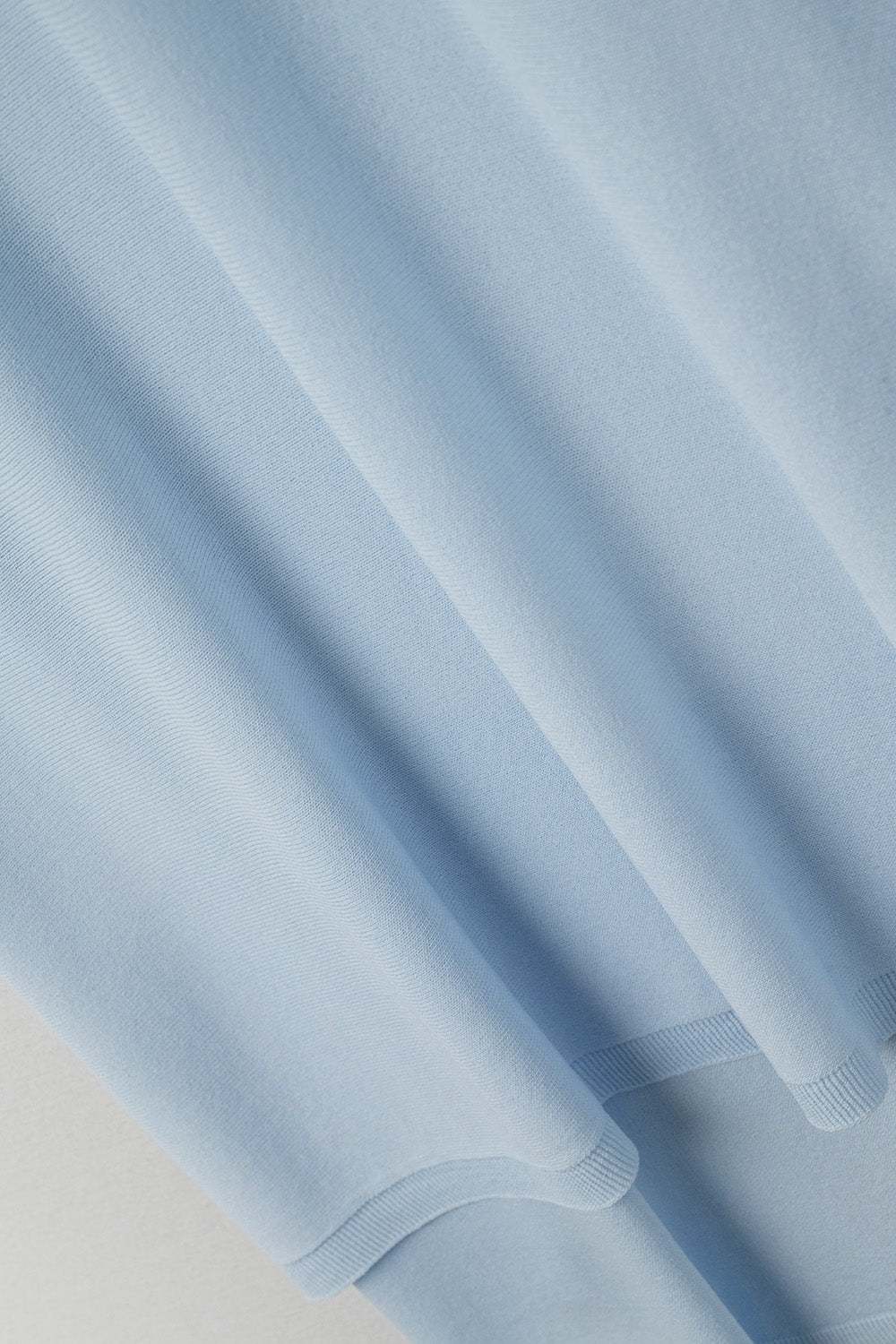 Camisola azul claro de tamanho grande com mangas até ao cotovelo