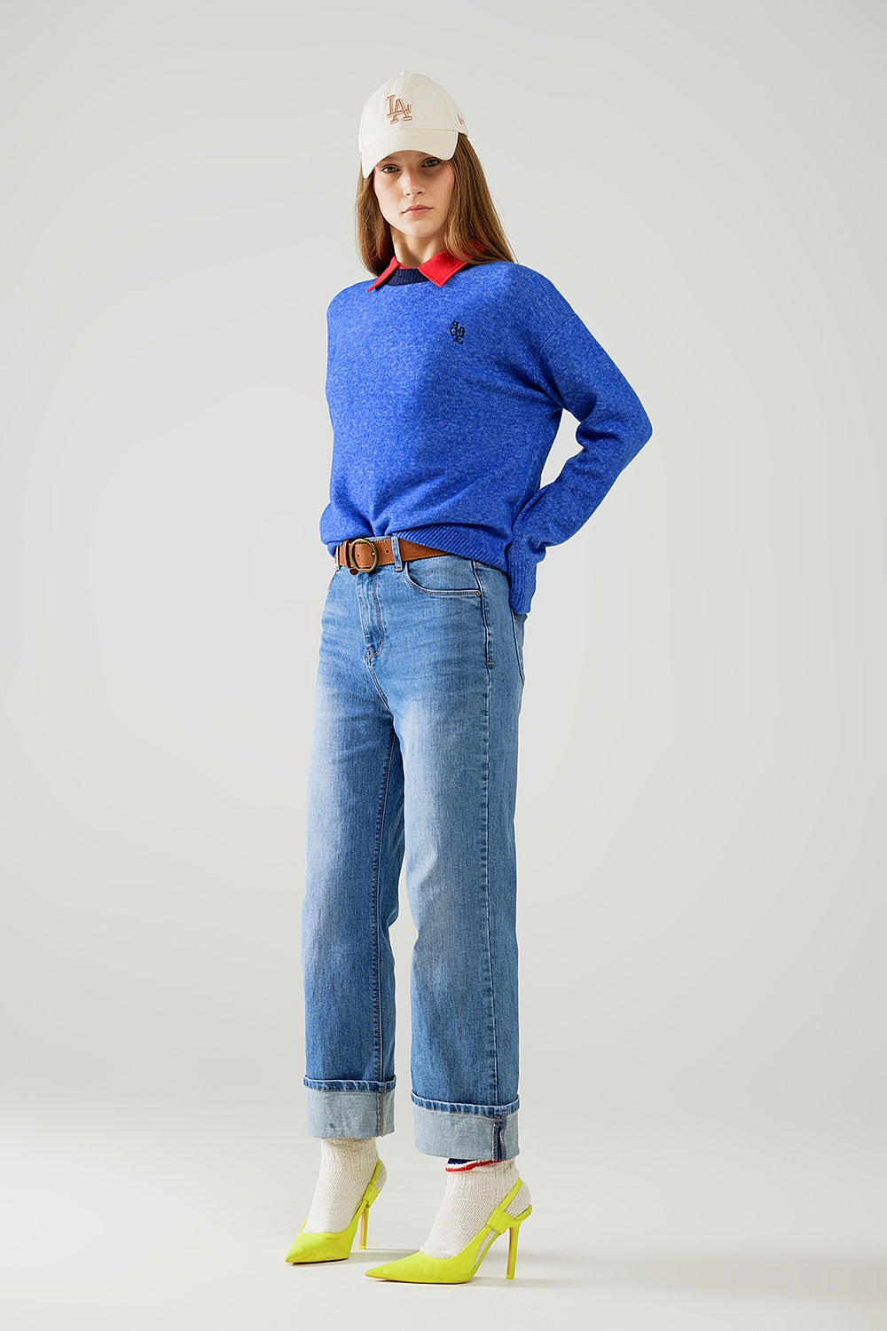 Camisola azul com gola em contraste e logótipo do amor no peito