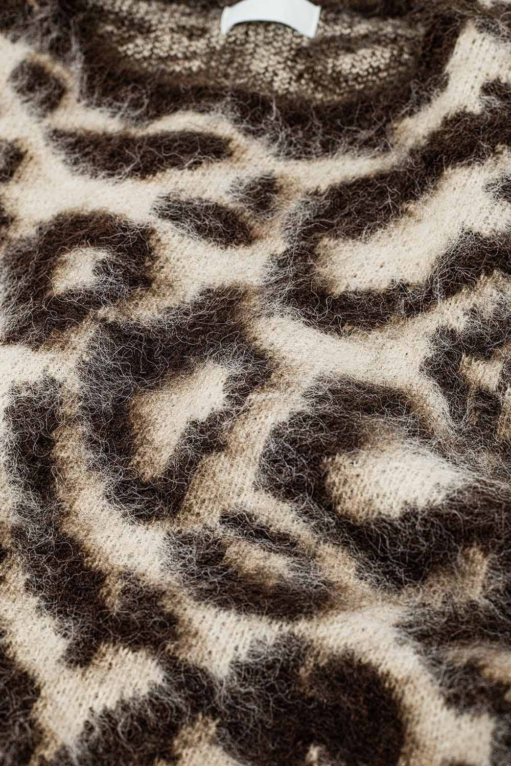 Camisola bege com estampado de leopardo em malha de lã