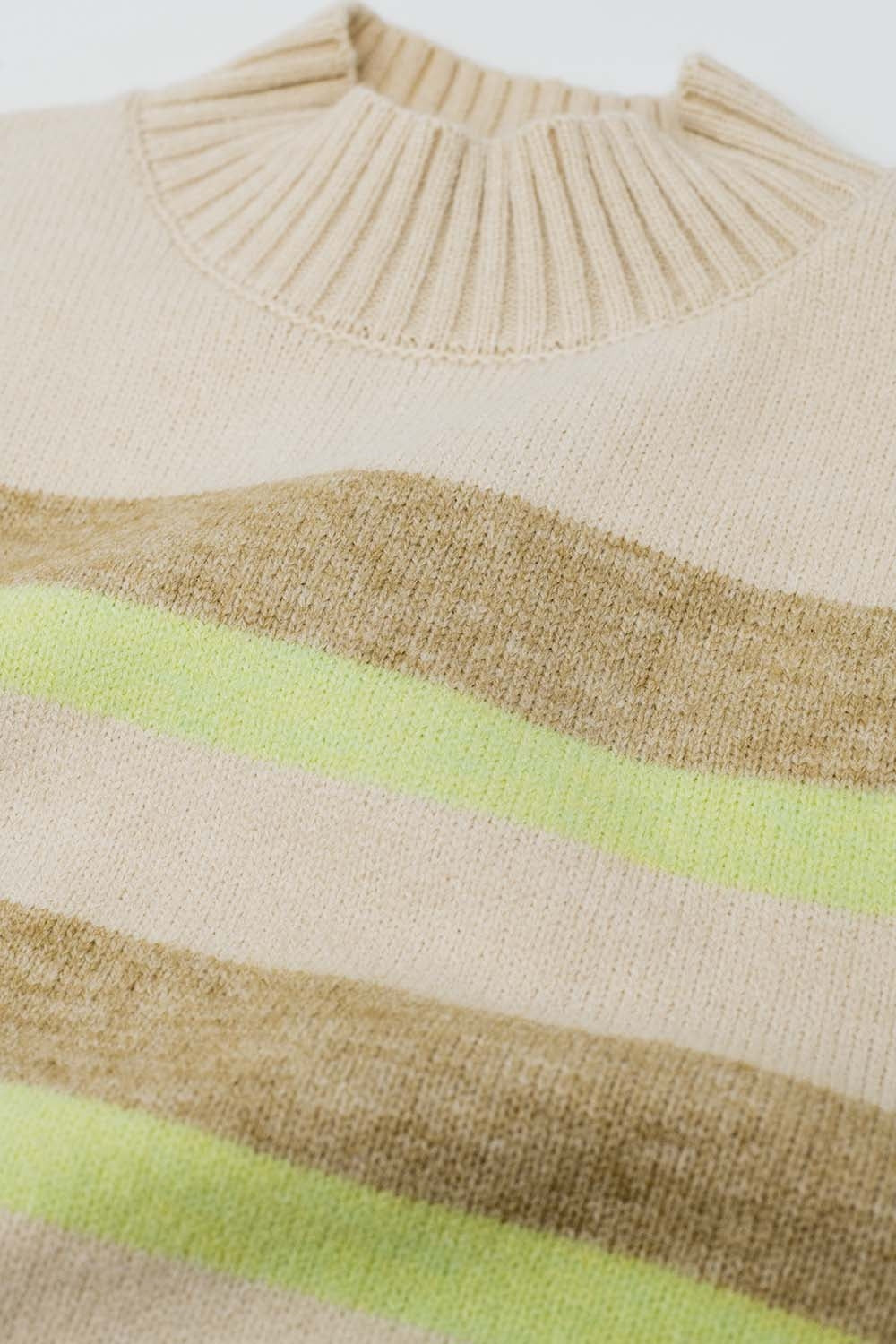 camisola bege com riscas verdes e camel