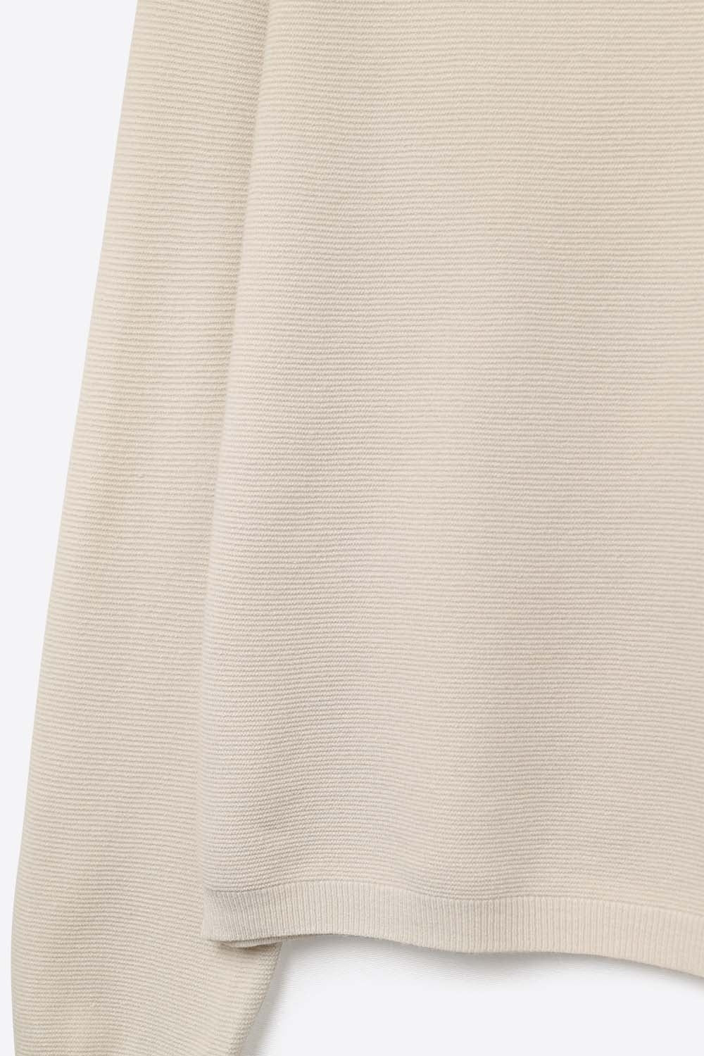 Camisola bege de malha fina com decote em V e textura linear subtil