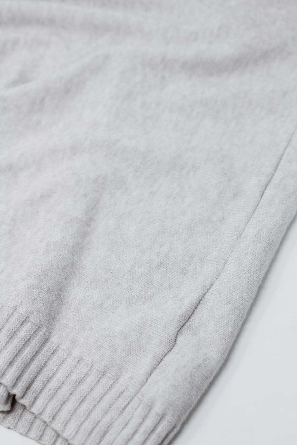Camisola bege solta com mangas justas