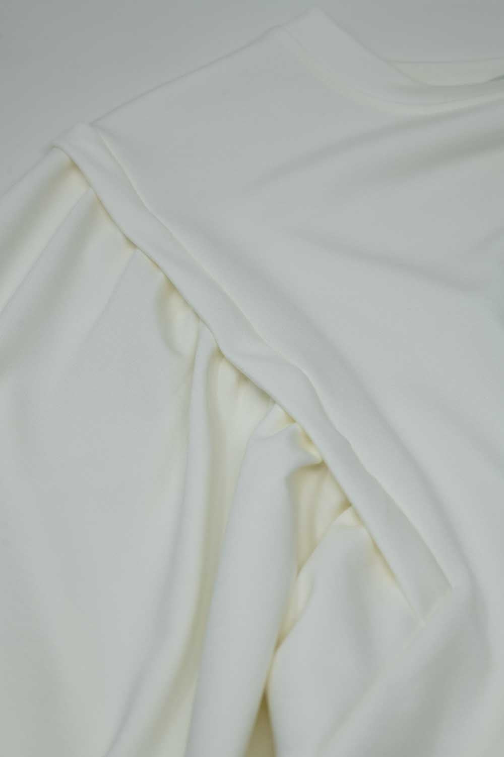 Camisola branca de manga comprida com pormenores de costura frontais nos lados