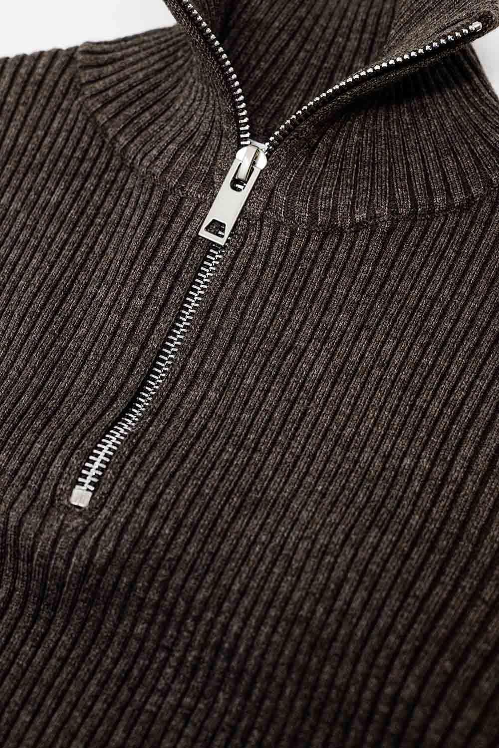 Camisola castanha com nervuras e fecho de correr
