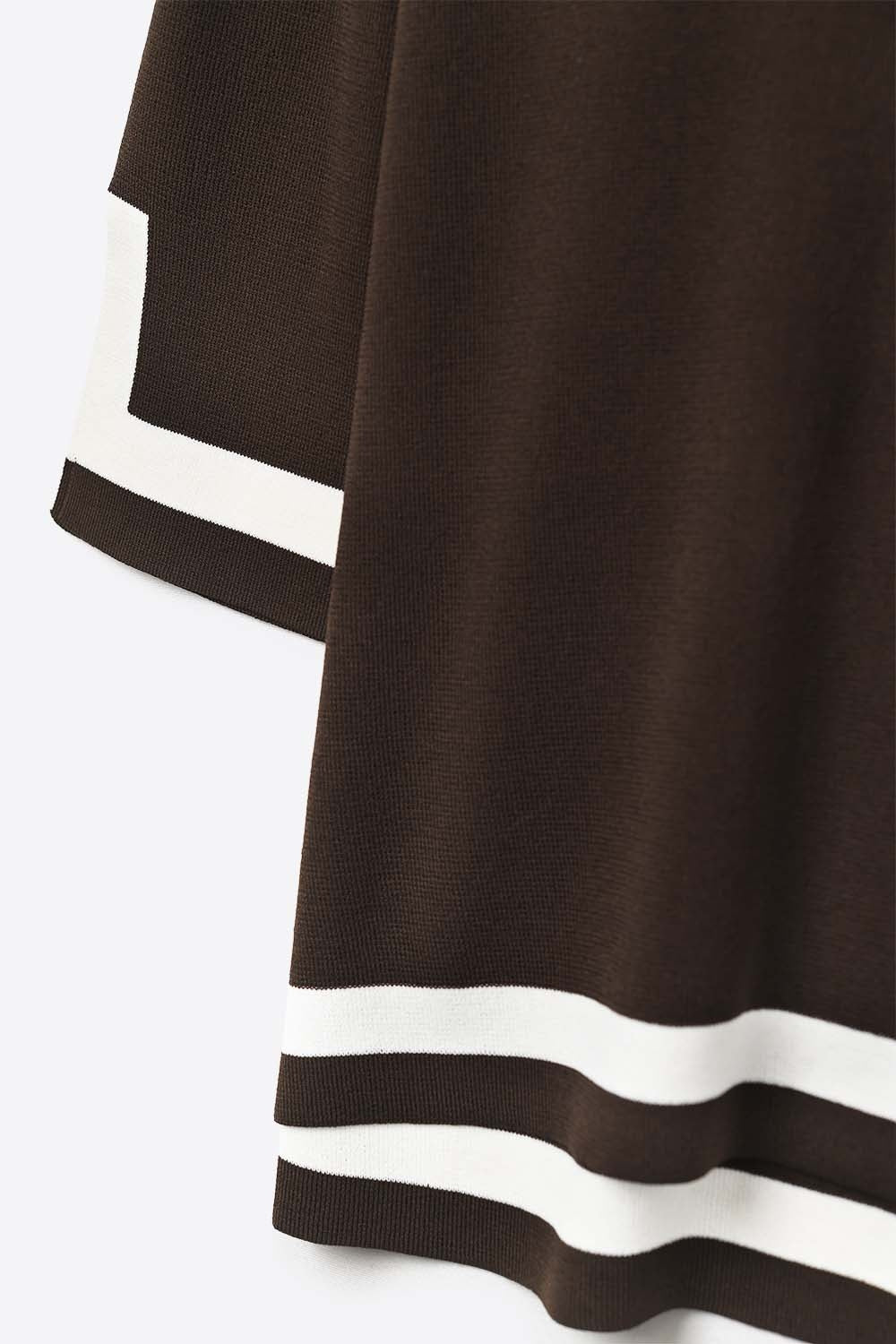 Camisola castanha de malha fina com riscas contrastantes em pormenor branco e mangas 3/4