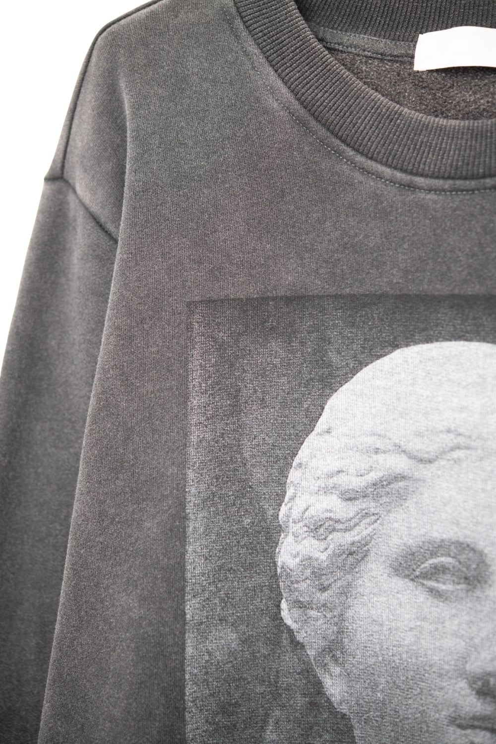 Camisola cinzenta de tamanho grande com estampado de estátua envelhecida