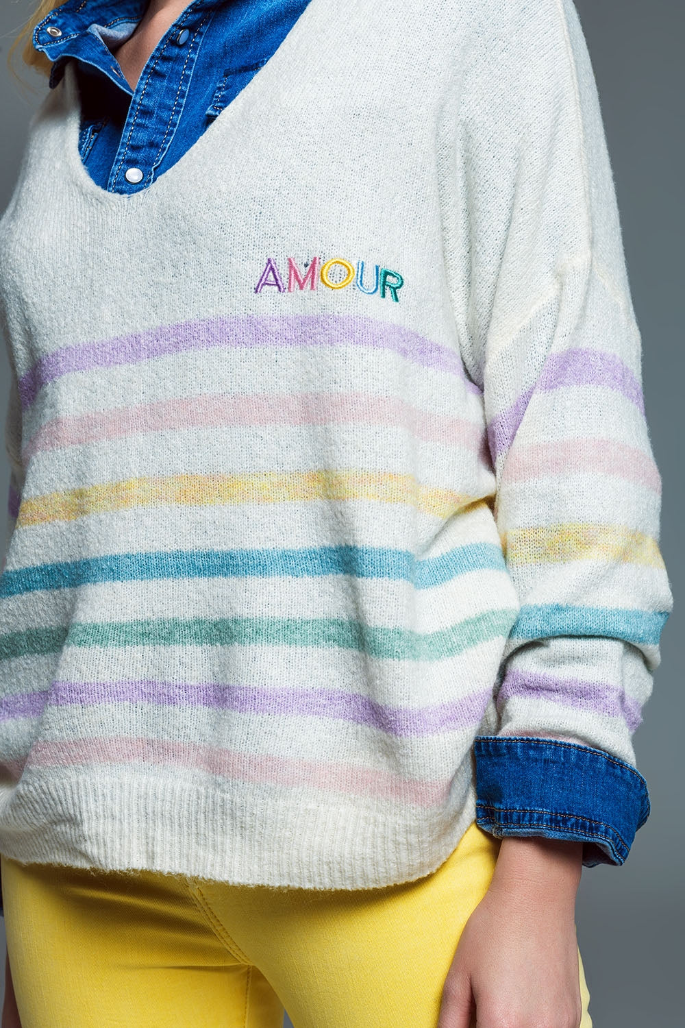 Camisola com decote em V profundo e riscas em tons pastel e bordado Amour