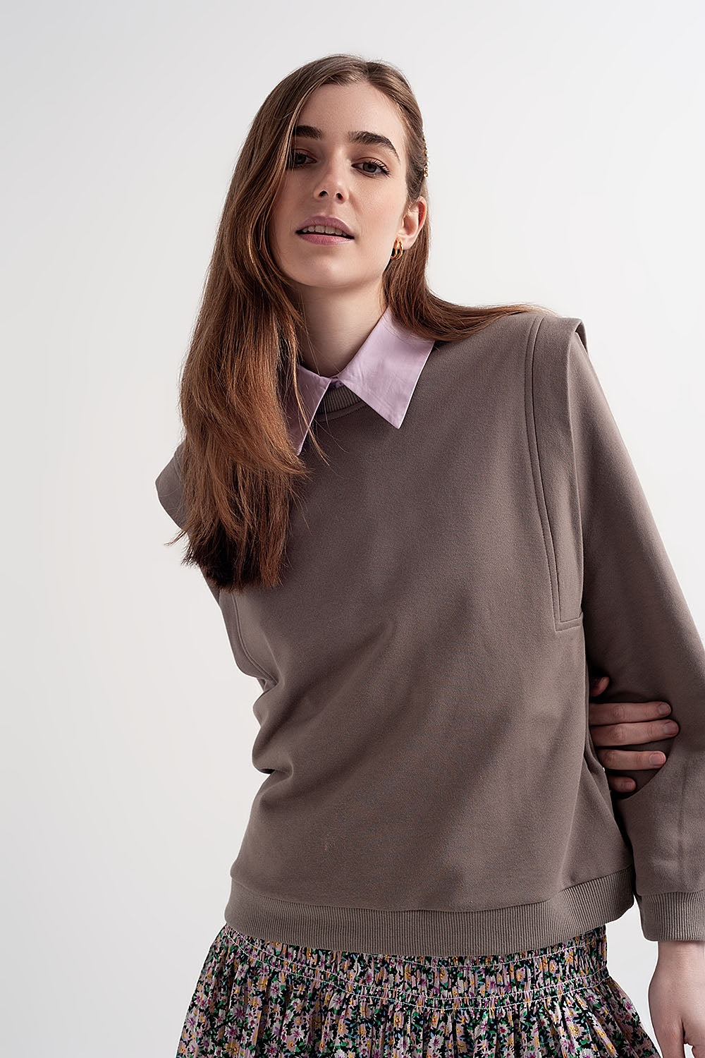 Camisola com detalhes do ombro em cinzento