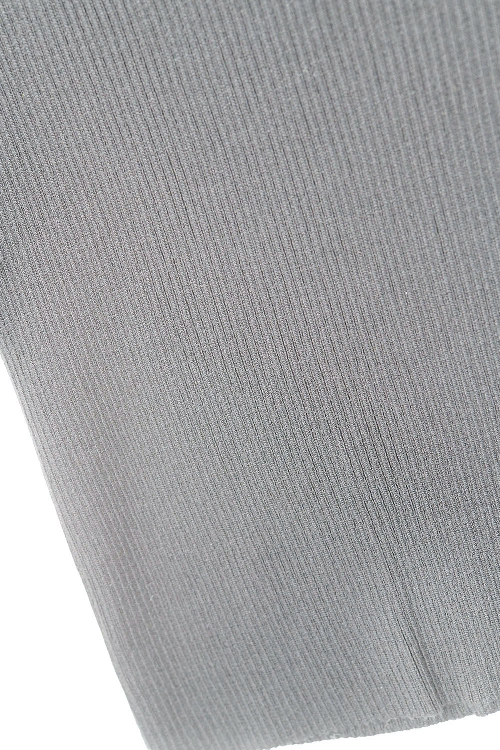 Camisola com gola alta e mangas com nervuras em preto