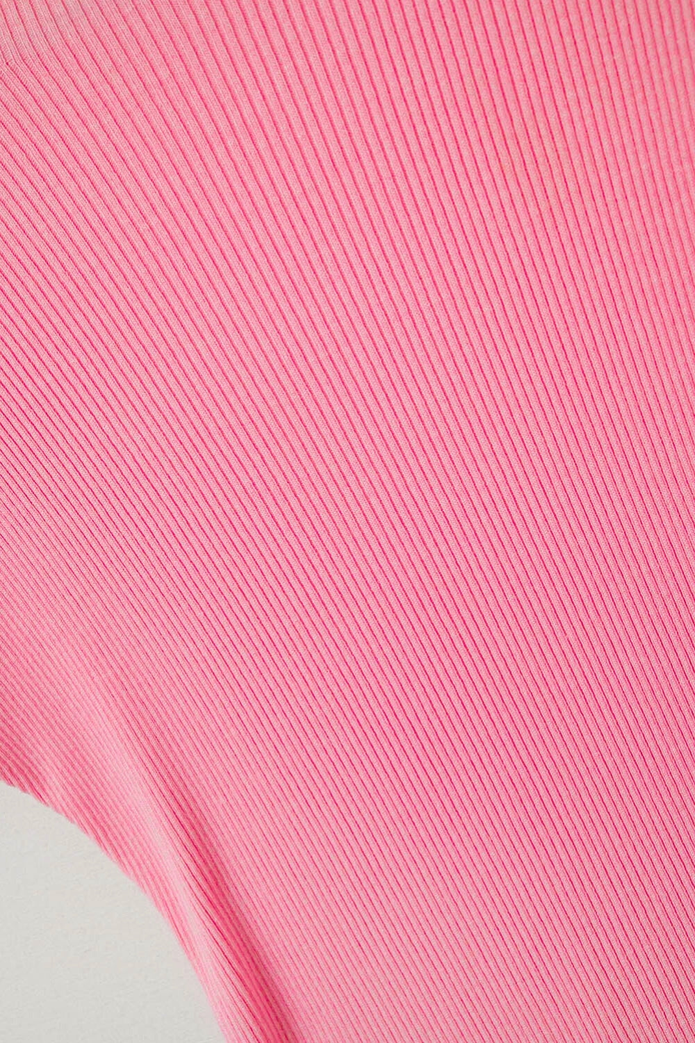 Camisola com gola alta e mangas curtas com nervuras em fucsia