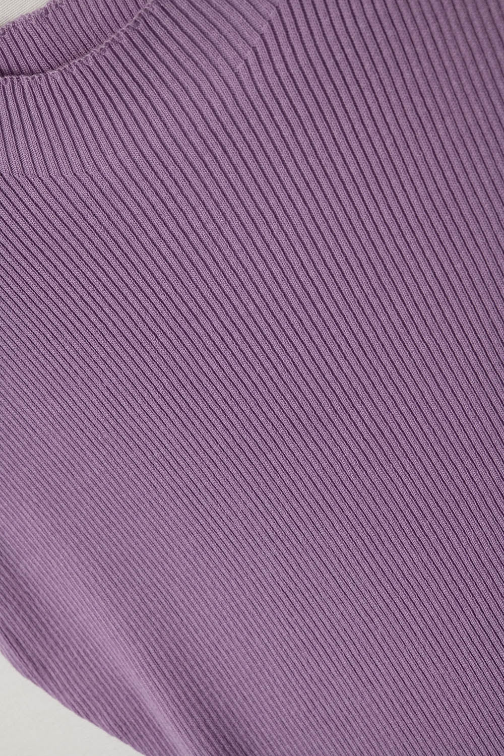 Camisola com gola alta e mangas curtas com nervuras em lilás