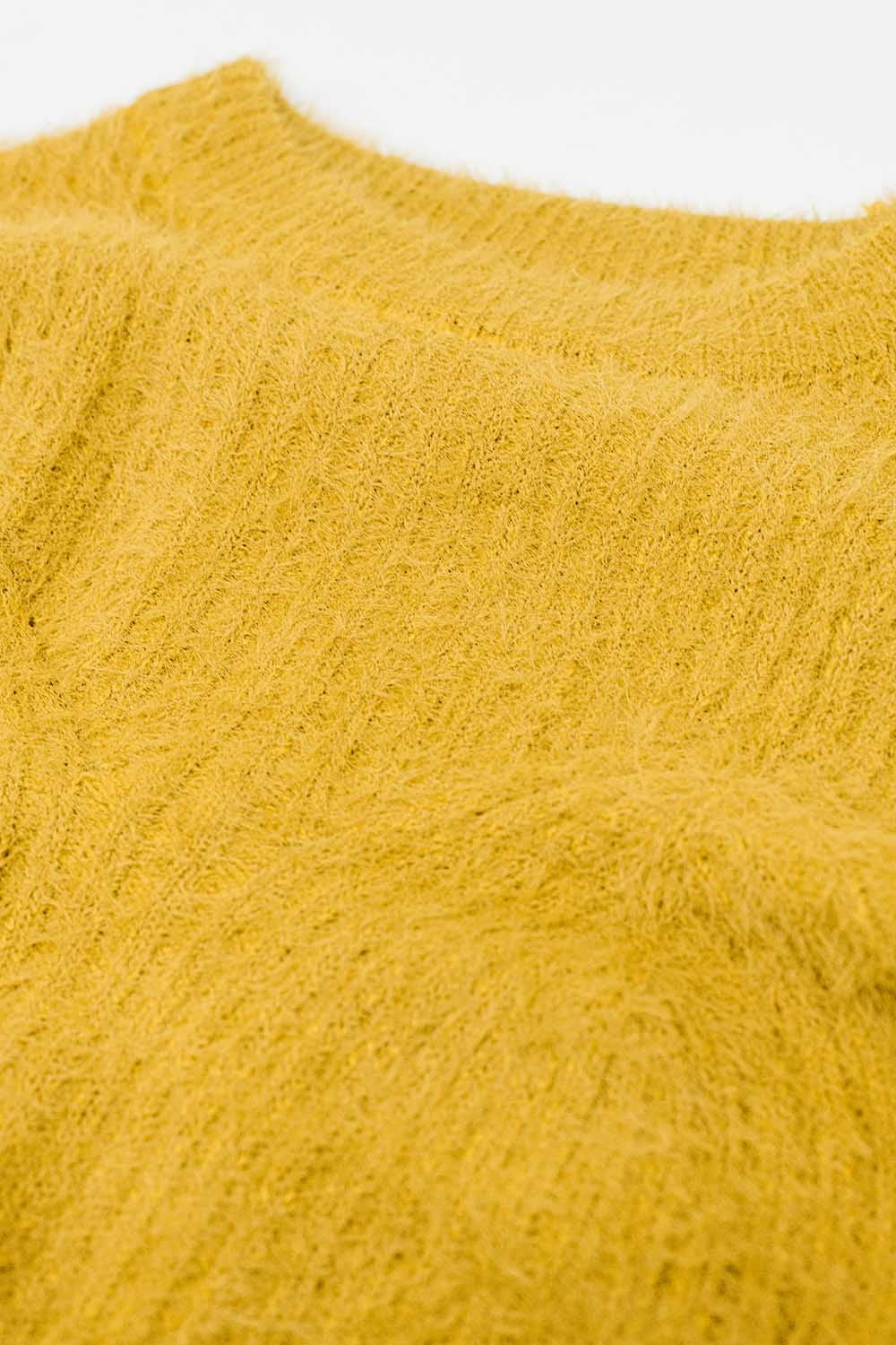 Camisola curta com pormenor de pesponto em amarelo