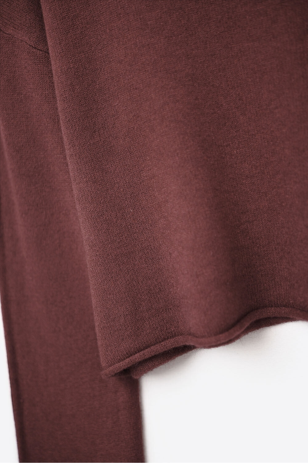 camisola de corte borgonha com bainha e gola