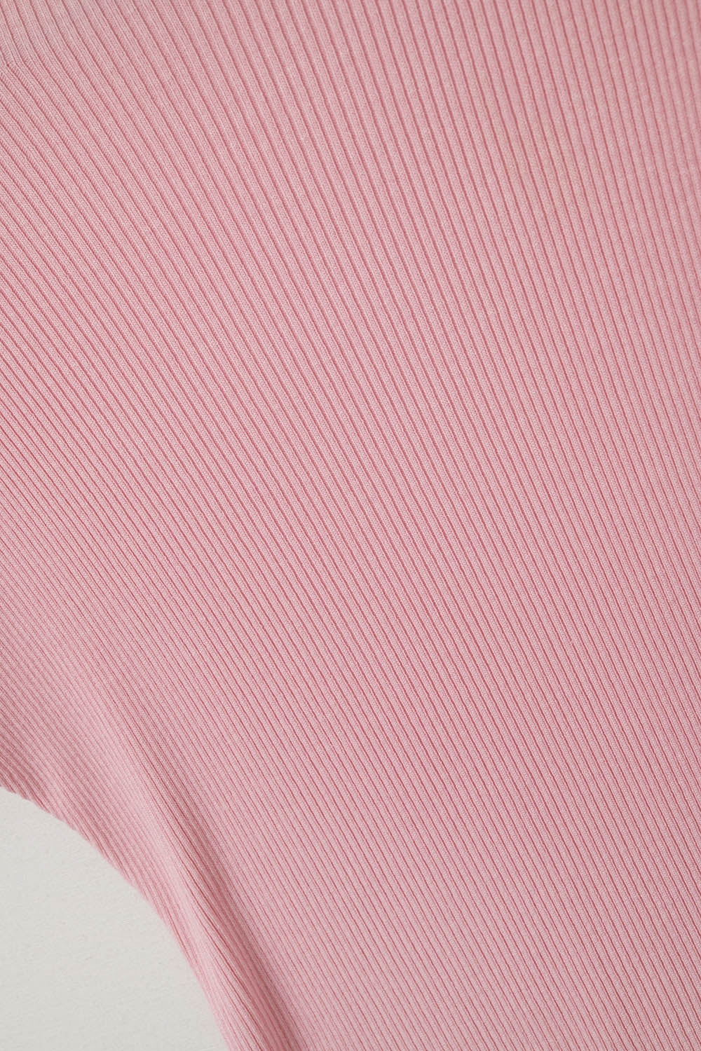 Camisola de gola alta e manga curta com nervuras em rosa bebé