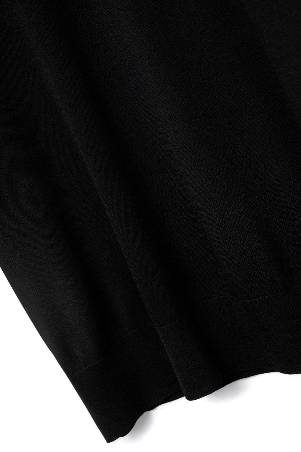 Camisola de gola alta preta com mangas curtas ajustadas