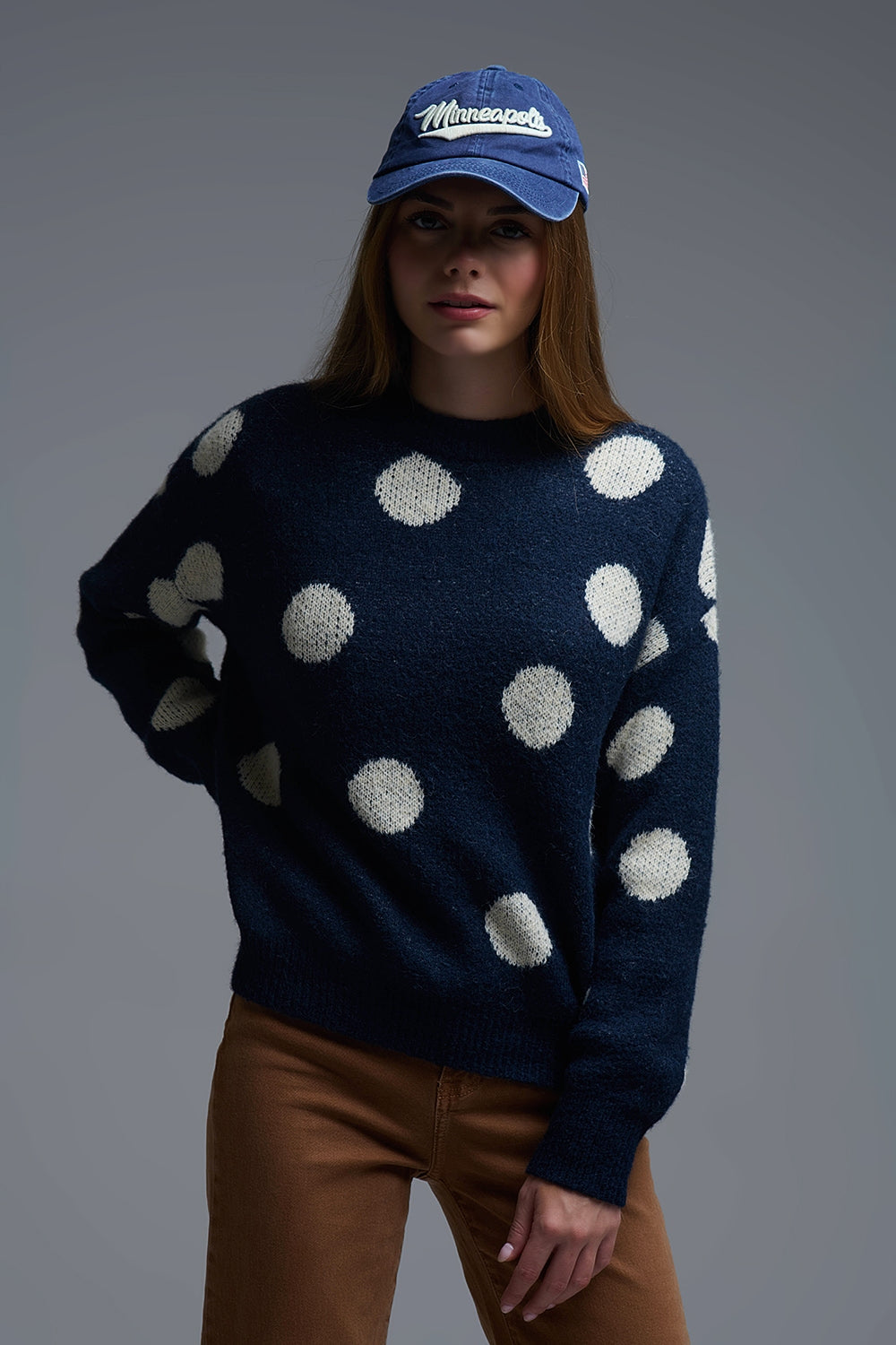 Camisola de gola redonda azul-marinho com bolinhas creme