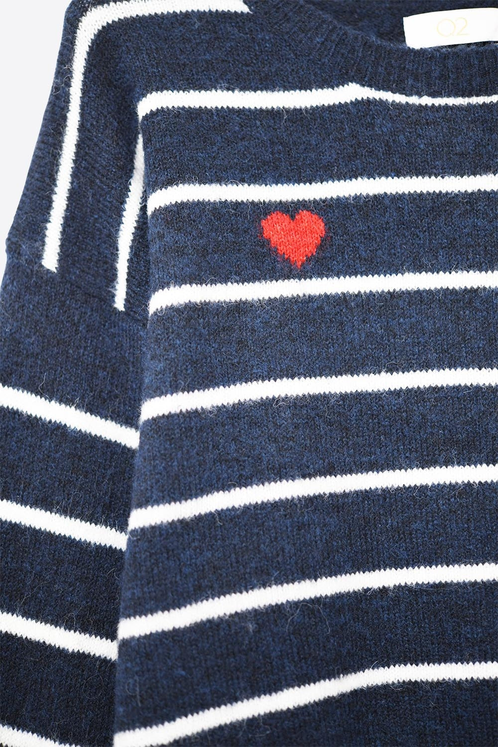Camisola de malha às riscas azul-marinho com pormenor de coração vermelho