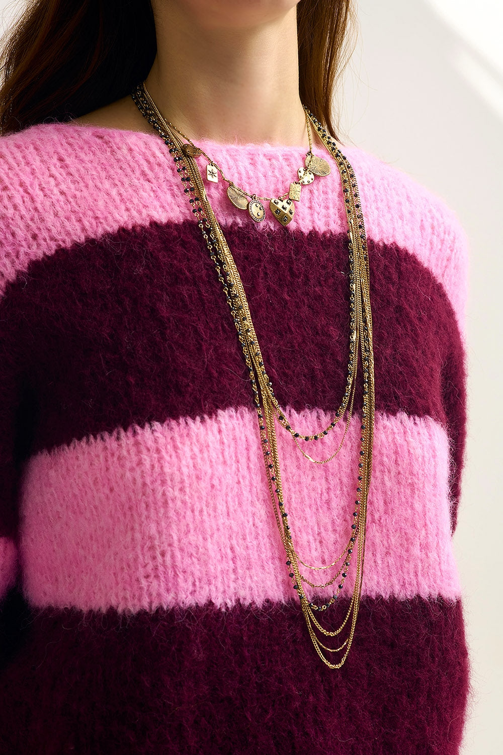 Camisola de malha às riscas cor-de-rosa com mangas em balão