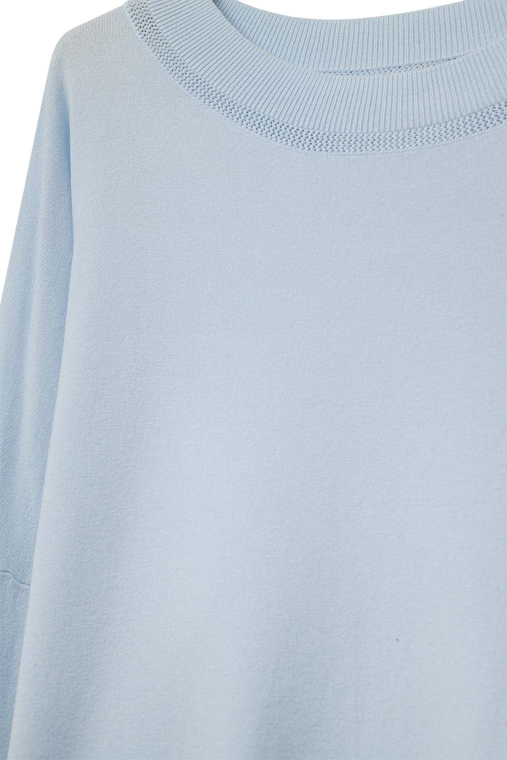 camisola de malha azul clara com pormenor de gola em rede