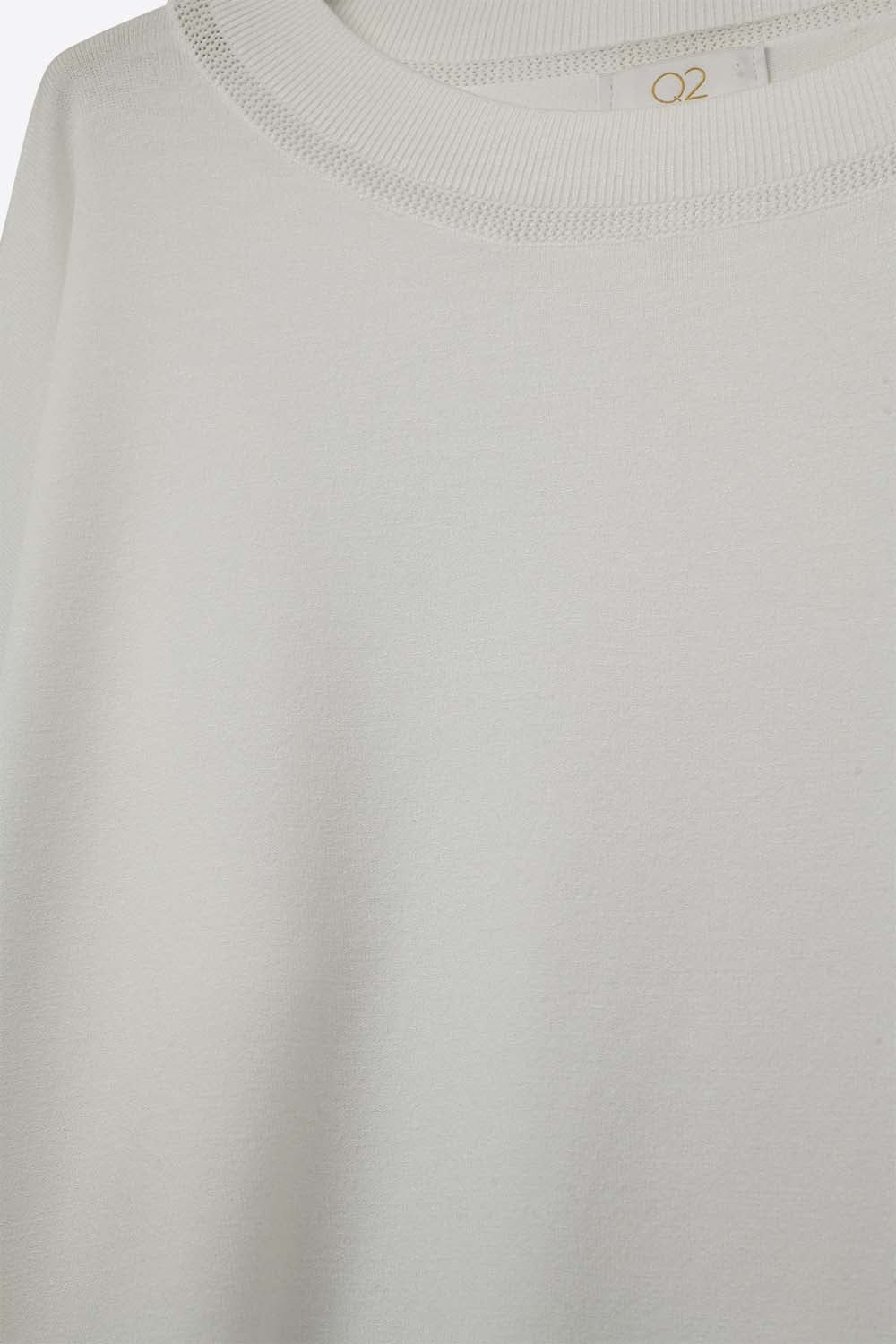 Camisola de malha branca com pormenor de gola em rede