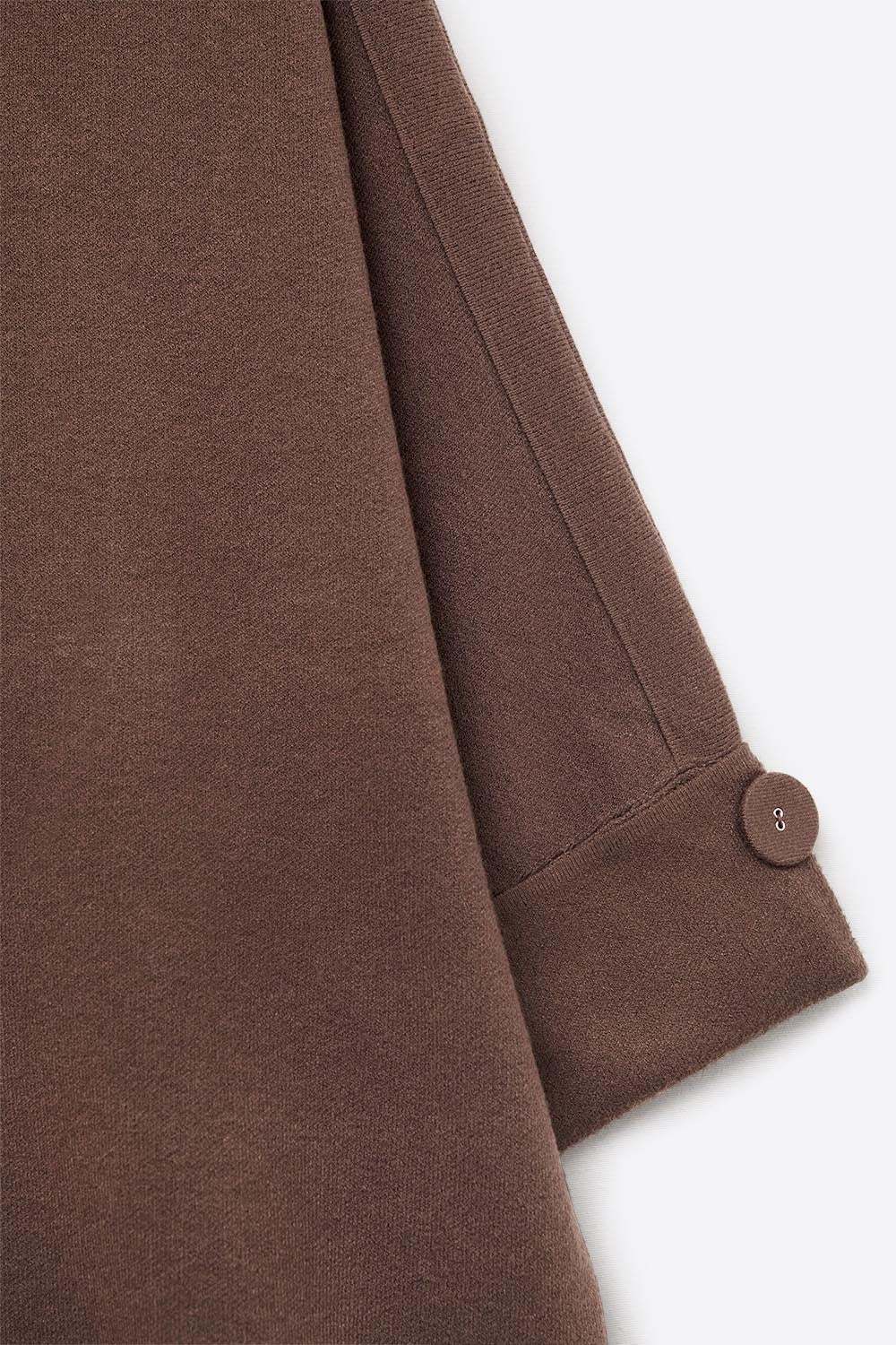 Camisola de malha castanha com pormenores de bot›es
