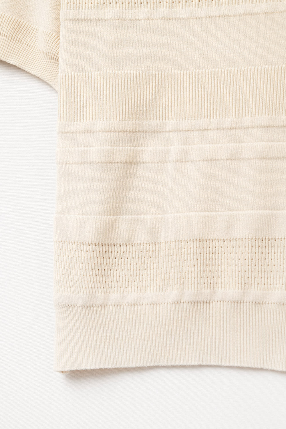 Camisola de malha com riscas texturadas em bege