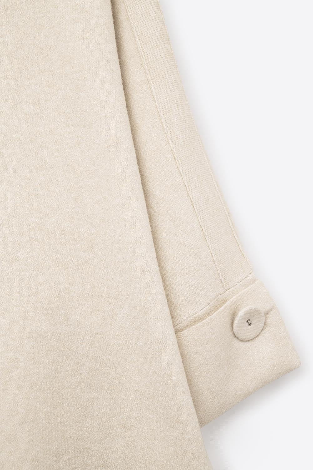 Camisola de malha creme com pormenores de bot›es