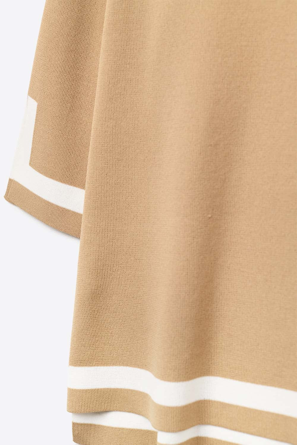 Camisola de malha fina camel com pormenor de risca em branco e mangas 3/4