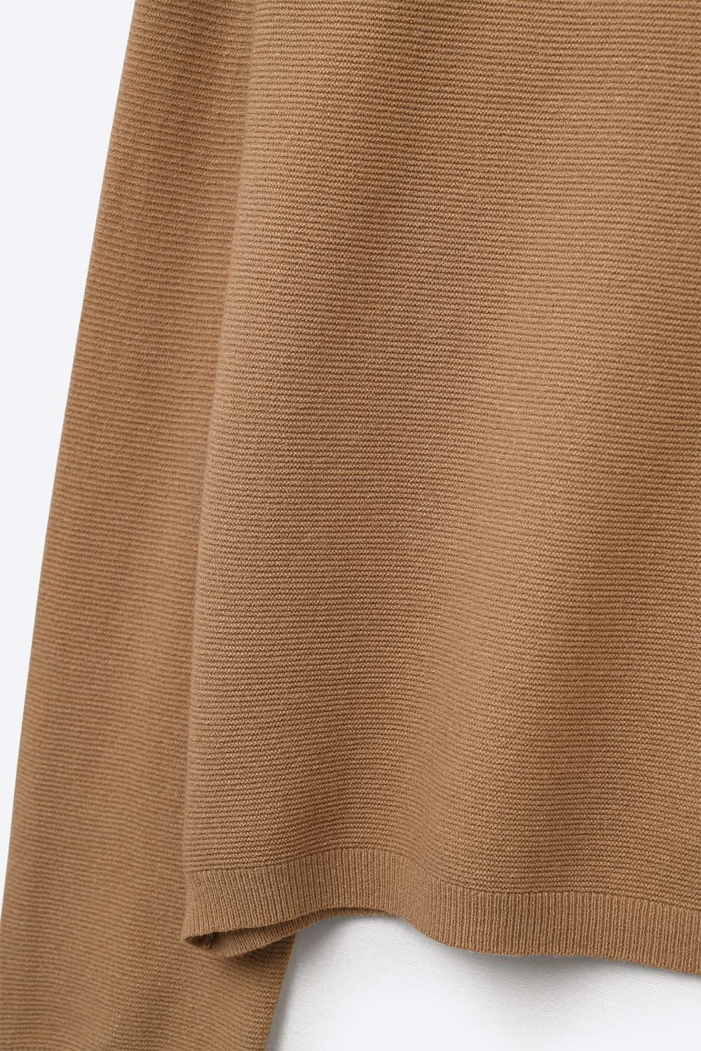 Camisola de malha fina com decote em V e textura linear subtil