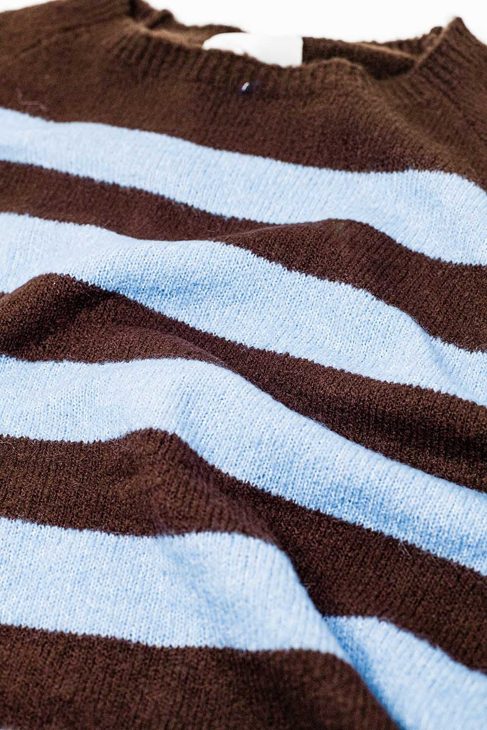 Camisola de malha fina em castanho com riscas azuis