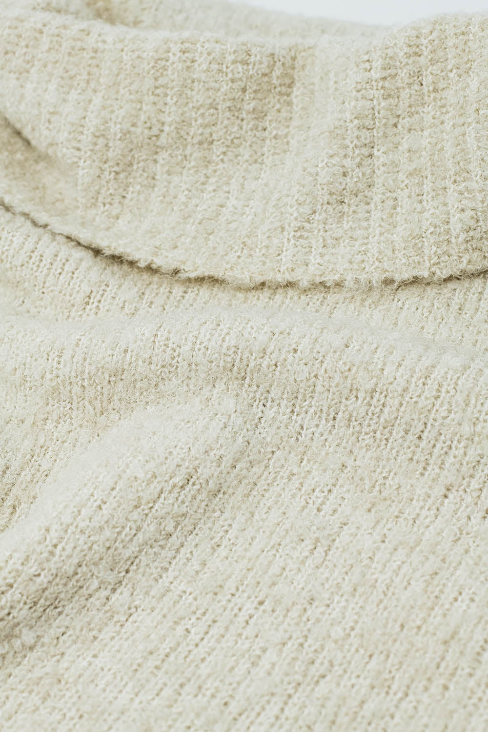 camisola de malha fofa com gola alta em bege