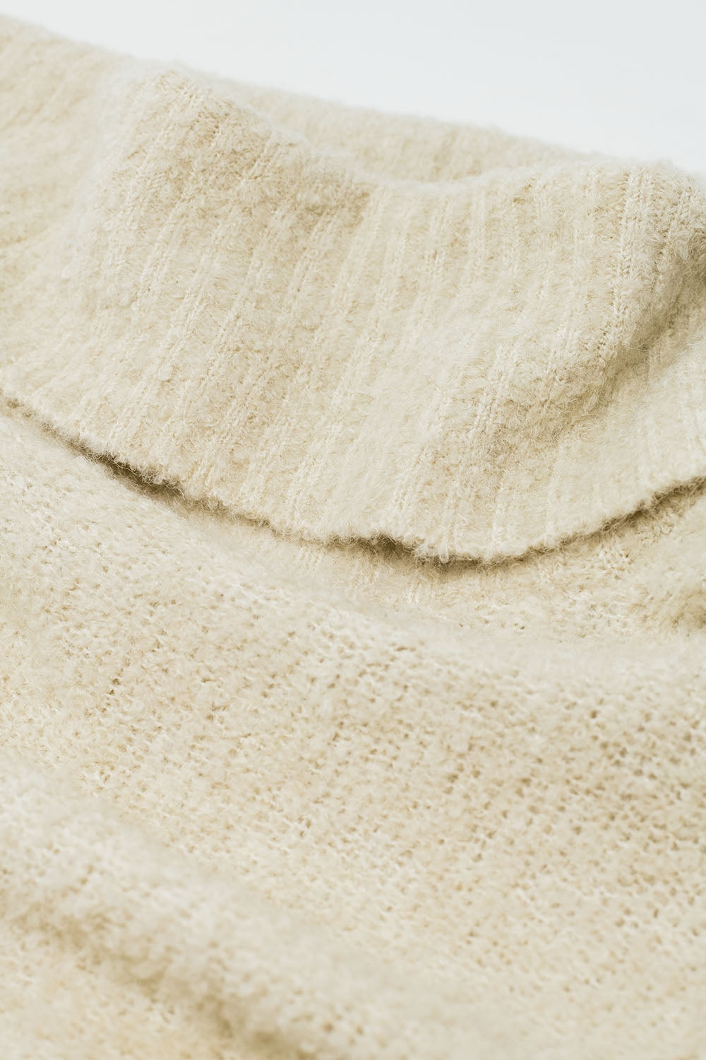 camisola de malha fofa com gola redonda em creme