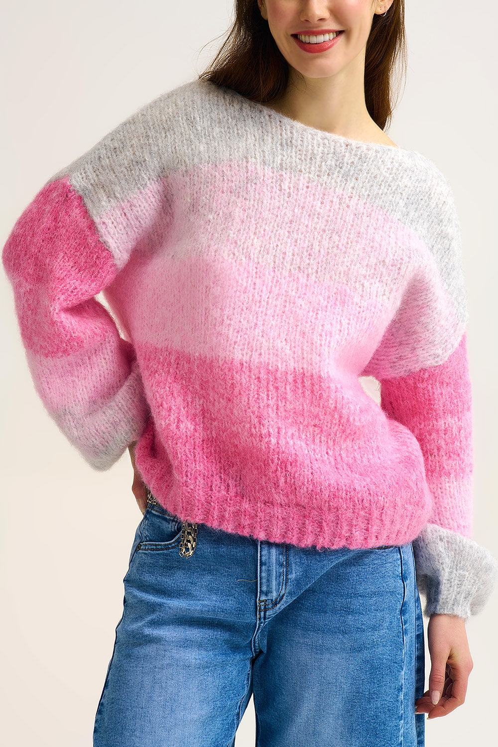 Camisola de malha fofa com gradiente e transições de cor rosa suave