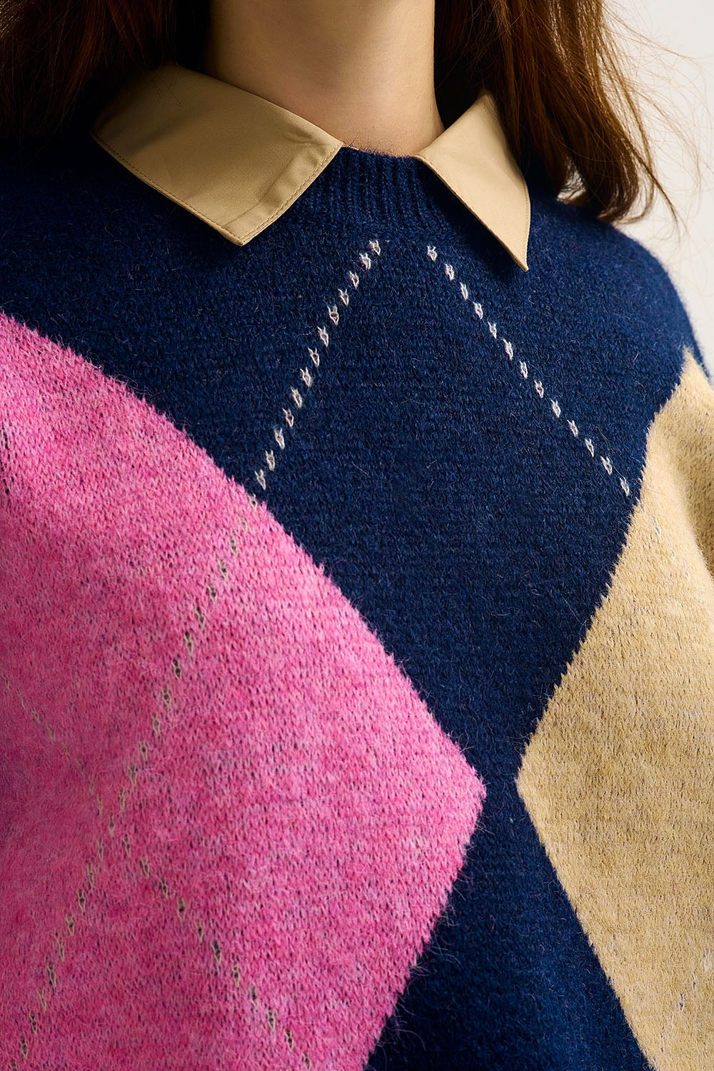 Camisola de malha losangos azul-marinho com blocos de cores contrastantes rosa e bege