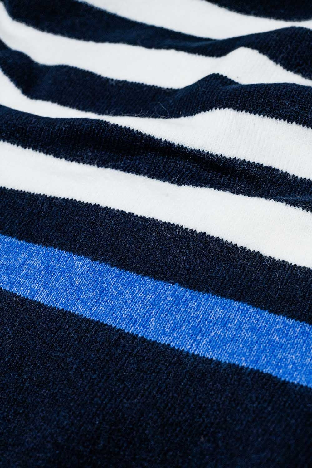 Camisola de malha macia azul-marinho com riscas brancas